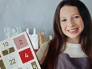 Ellie Mills, 13, with her Wax Melts 4 U advent calendar. (30122932)