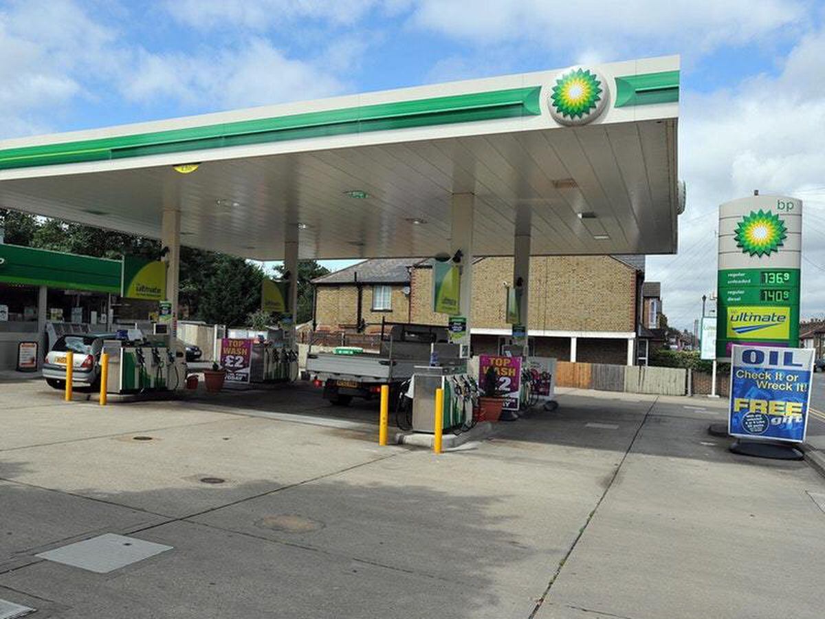 Man shot at petrol station grabbed teenager who confronted him, trial ...