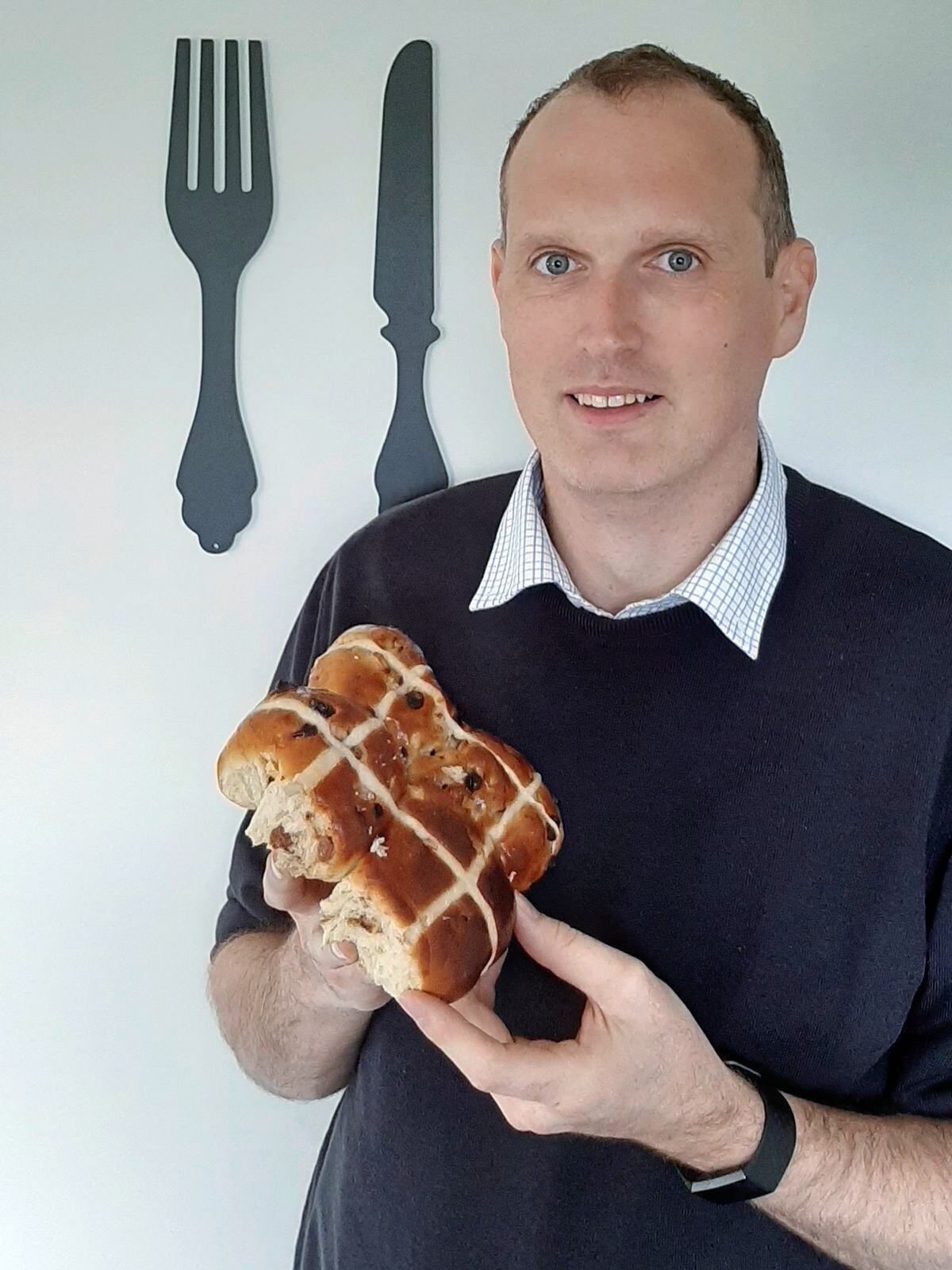 Stephen Glencross with his winning hot cross buns. (29400195)