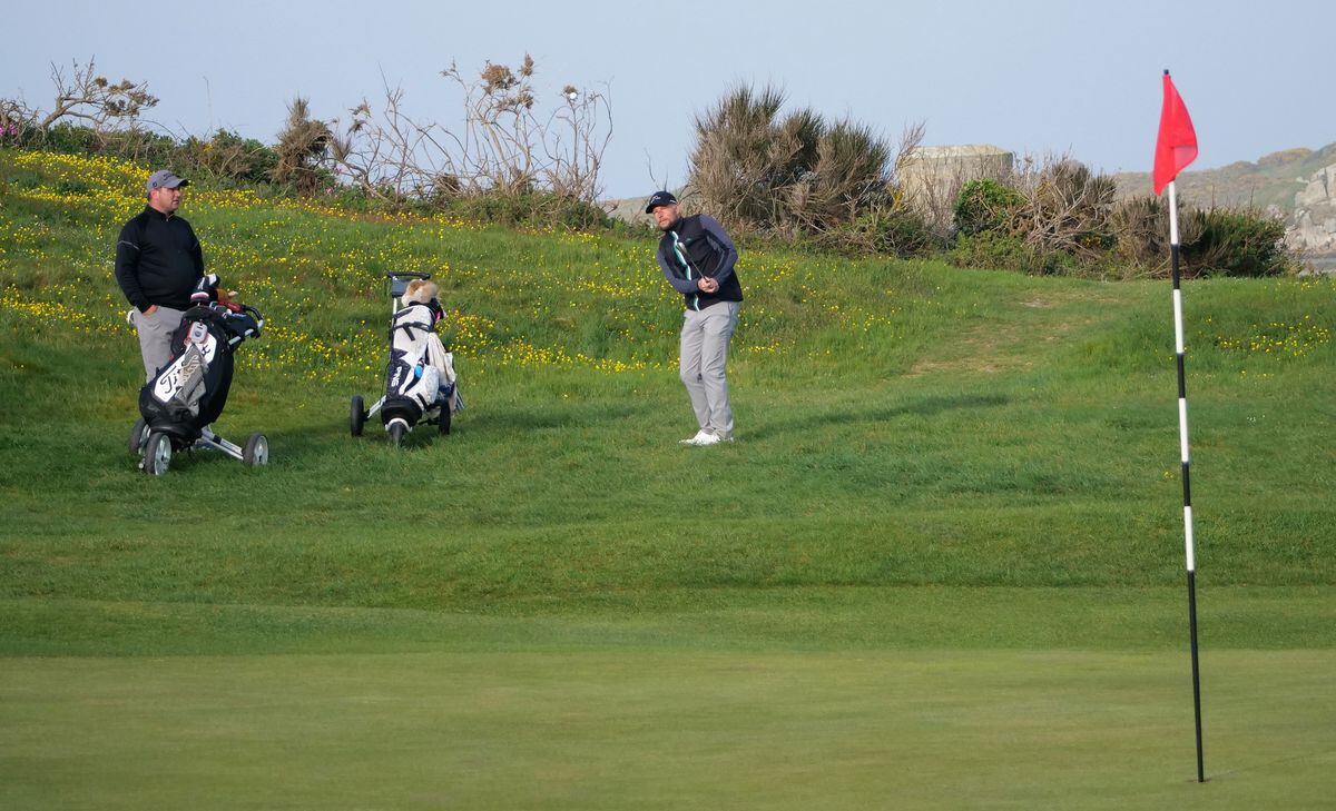 Steve Mahy chips to the 12th green watched by Jamie Blondel. (32074427)