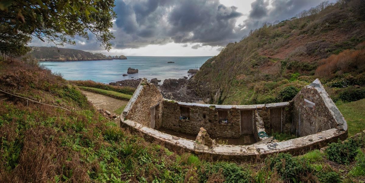 Picture By Peter Frankland. 22-11-21 Permission has been granted to turn a building at the foot of the cliffs at Moulin Huet into self-catering accomodation.. (30233157)