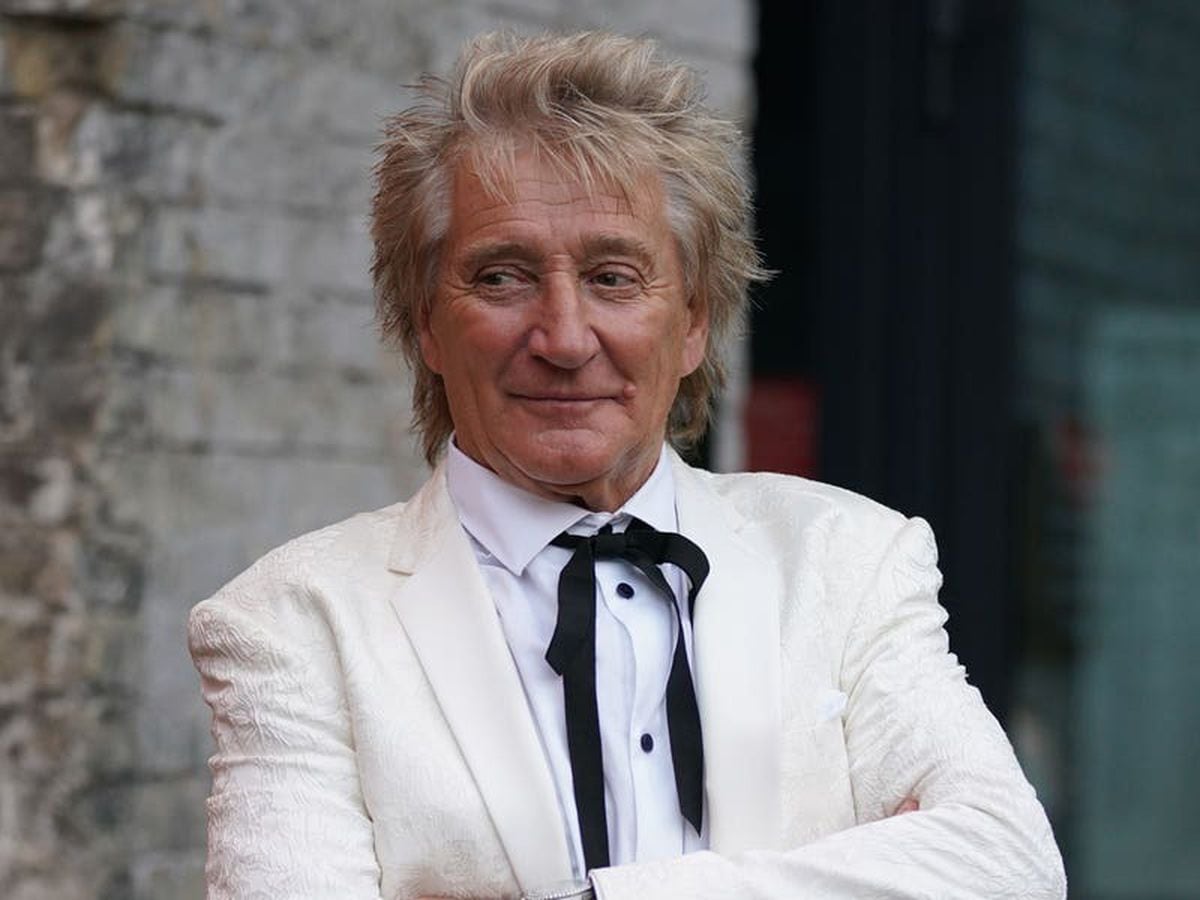 Sir Rod Stewart fills in potholes near his home as ‘no-one else can be ...