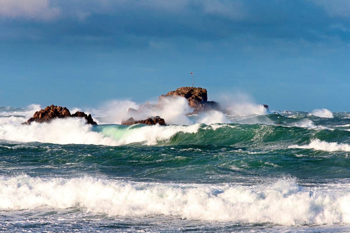 stay-indoors-warning-as-wind-hits-force-10-guernsey-press