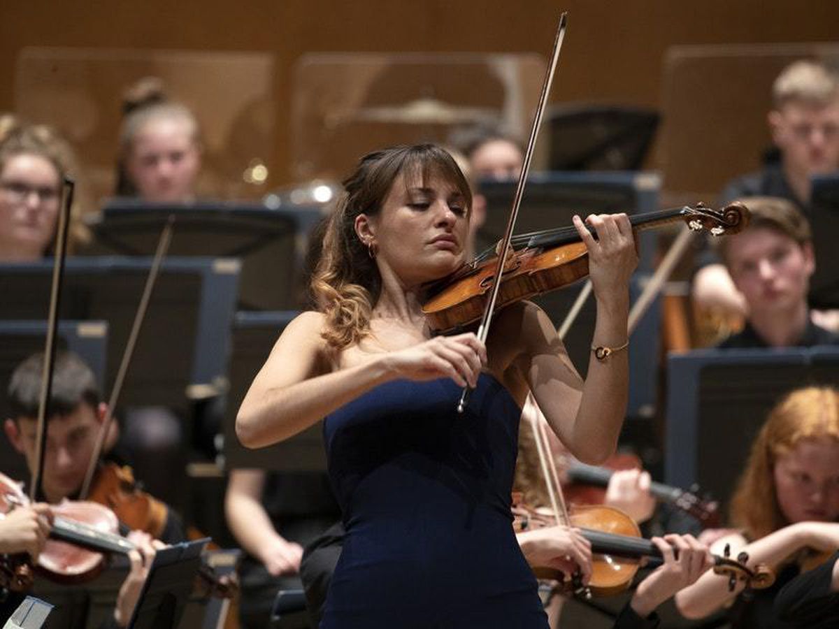 Nicola Benedetti joins more than 1,000 pupils for orchestral ...