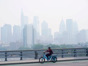 Smoky haze blanketing US and Canada could last into weekend