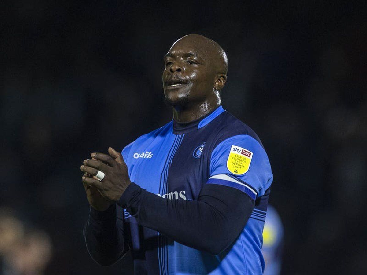 Rival fan thanks Wycombe’s Akinfenwa for indulging kids’ selfie requests
