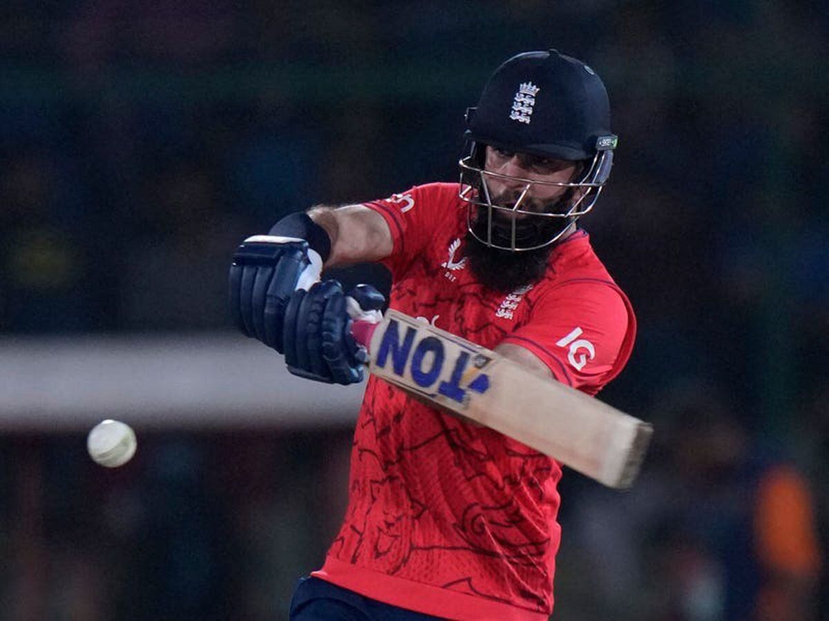 Moeen Ali hits half-century as England leave Pakistan stiff chase in second T20