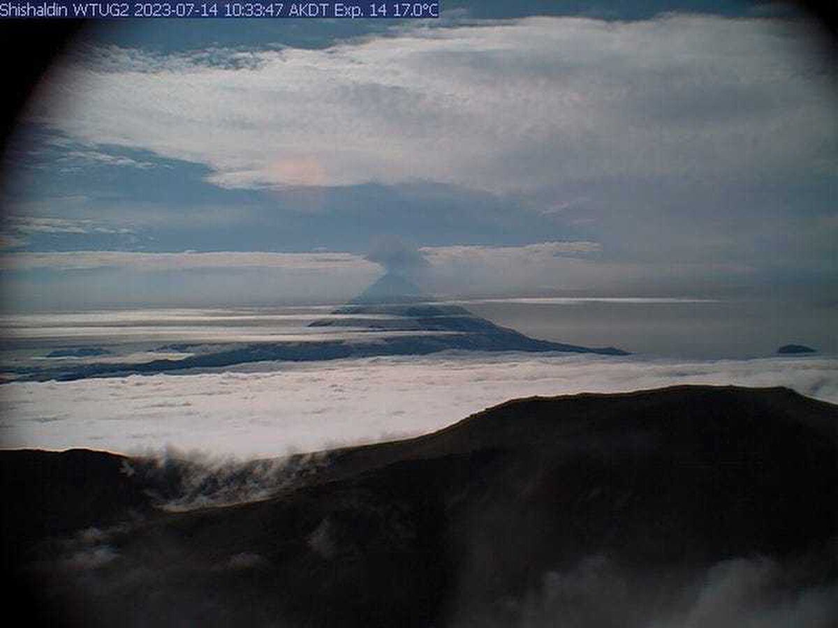 Pilots warned after volcano sends out ash cloud