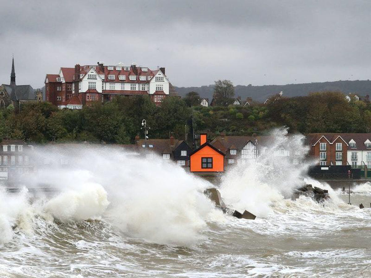 UK Weather: Gale Force Winds And Heavy Rain Threaten Christmas Travel