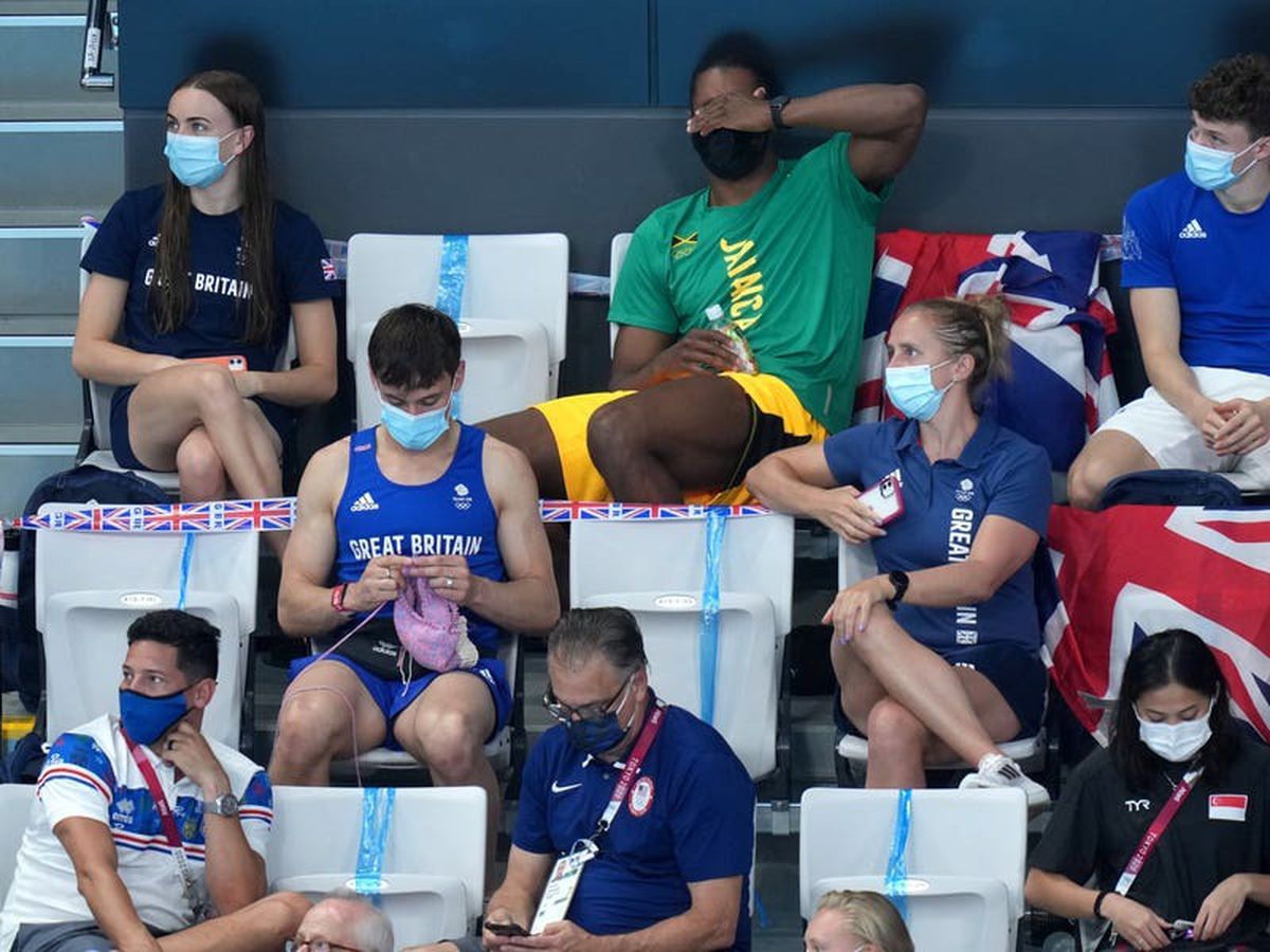 Tom Daley knits in the stands during women's Olympic ...