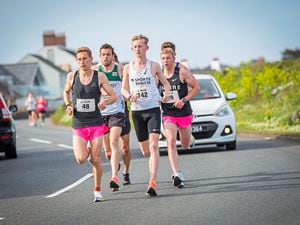 Eventual festival winner Jacob O'Hara (142) and Dan Galpin (48) lead the field early into the Easter Monday 10km. (Picture by Sophie Rabey, 30728467)