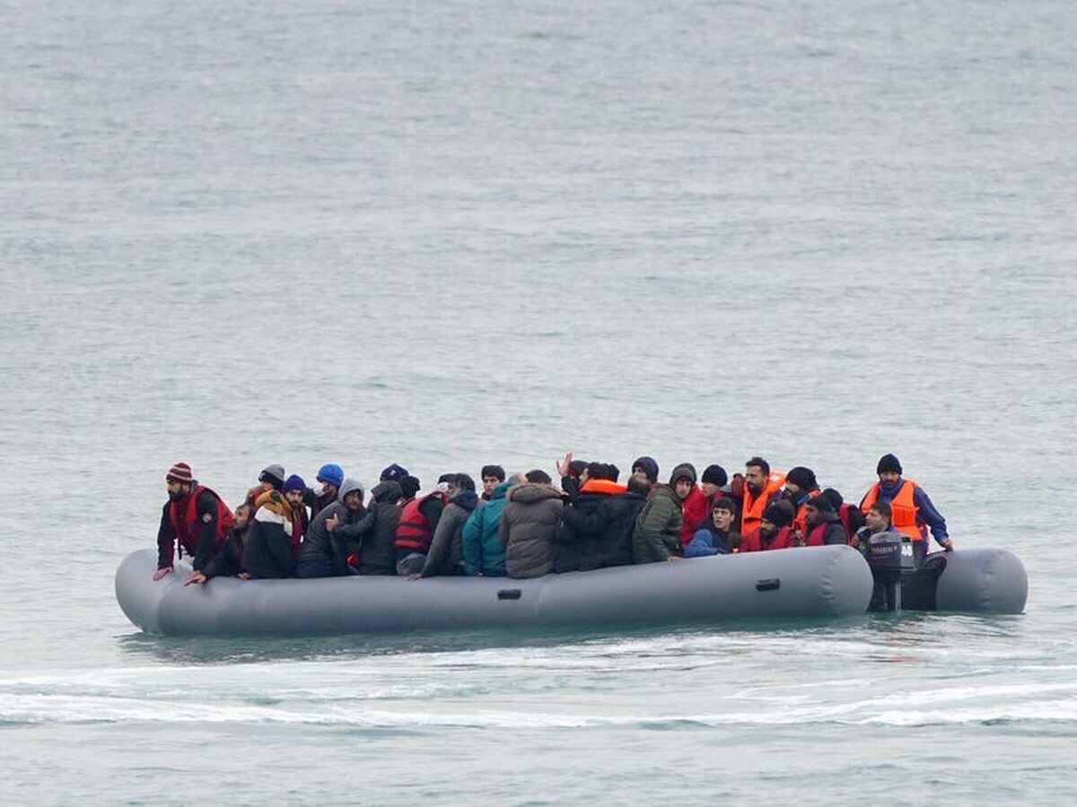 How are people-smuggling gangs exploiting English Channel crossings?