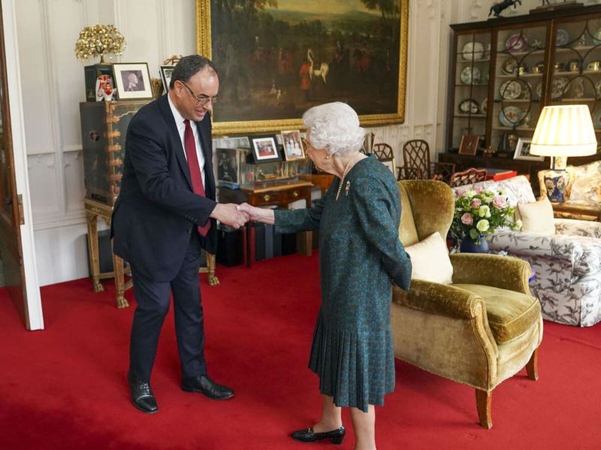 Queen holds in-person meeting with Bank of England Governor