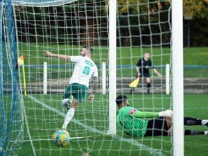FOOTBALL Isthmian South Central - Marlow v Guernsey FC. Sam Murray scores.Picture by ESA Photos, 14-11-22. (31470597)
