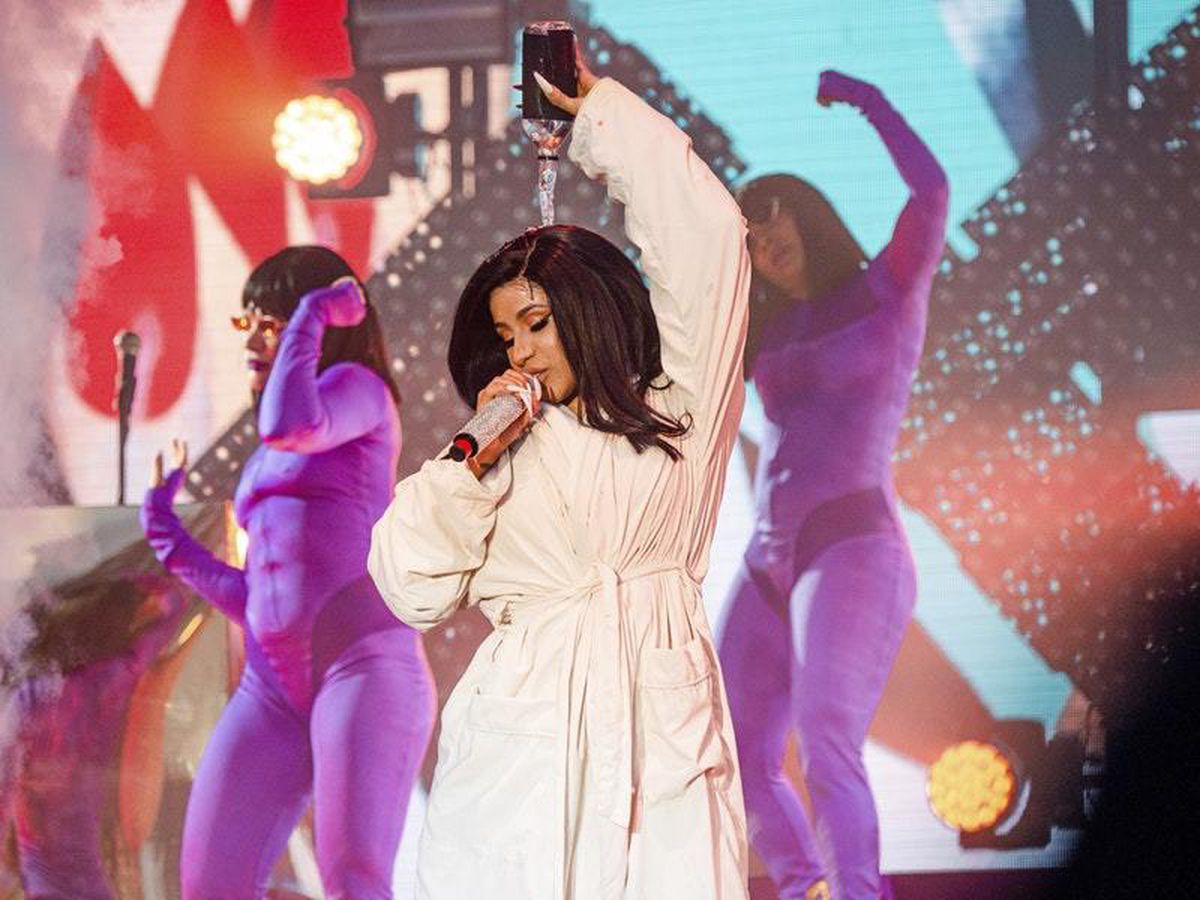 Cardi B Performs In Bathrobe After Wardrobe Malfunction | Guernsey Press