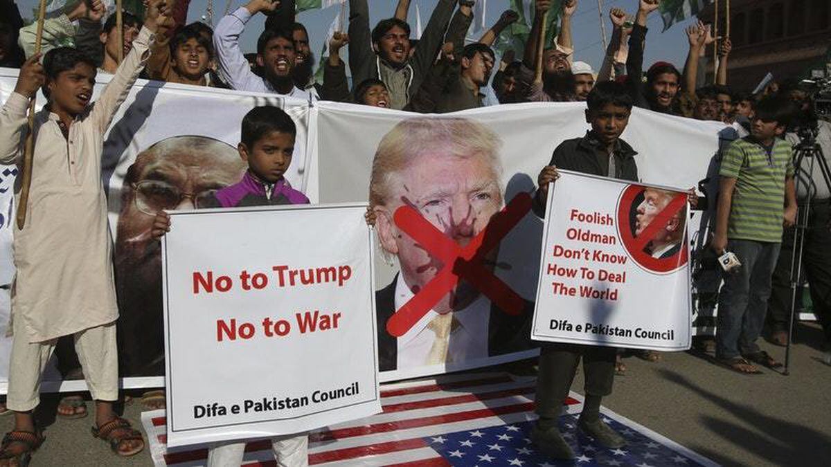 Protesters Condemn Trump As Pakistan Summons US Envoy Over Tweet ...