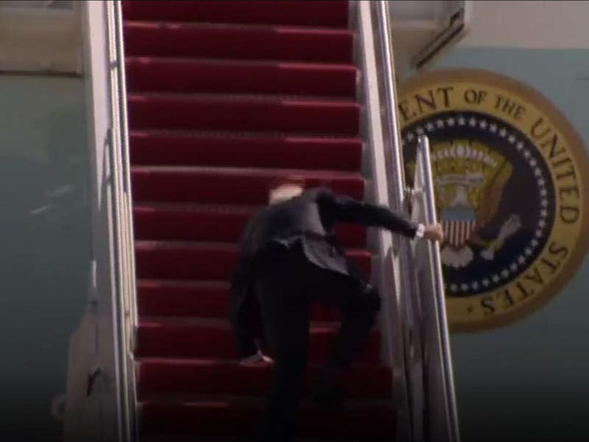 President Biden stumbles on plane stairs ahead of trip to Atlanta ...