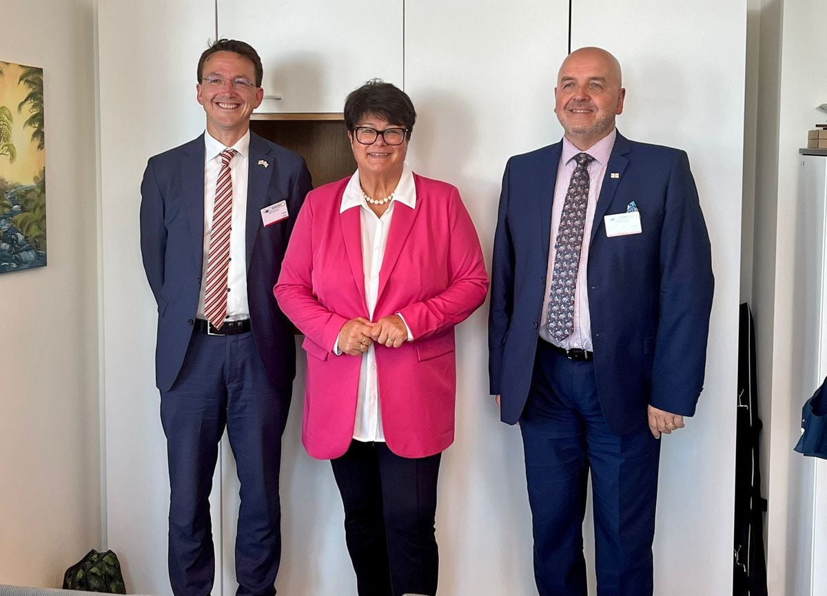 Jersey’s Economic Development Minister Deputy Kirsten Morel, left, and Guernsey's external relations lead Deputy Jonathan Le Tocq, right, with Sebine Verheyen MEP, Chairwoman of the European Parliament’s Culture and Education Committee. (32186137)