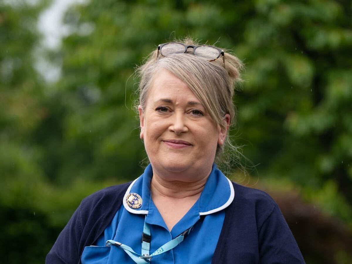 nurse-who-painted-dozens-of-nhs-worker-portraits-thrilled-with-medal