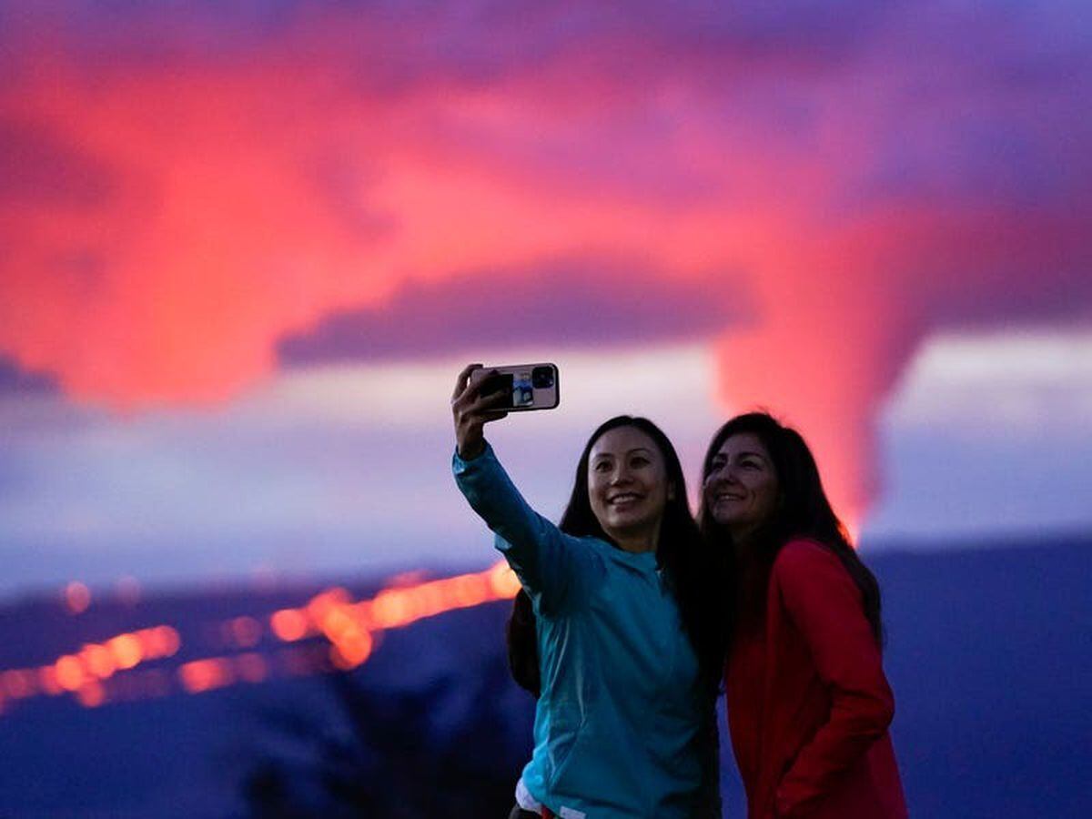 Huge volcanic eruption on Hawaii attracts thousands of awestruck viewers