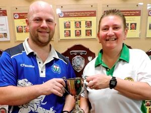 Stewart Anderson and Alison Merrien with the trophy after winning the mixed pairs final at the World Bowls Indoor Championships in Bristol.
Picture supplied by David Rhys-Jones, 28-04-22 (30769606)