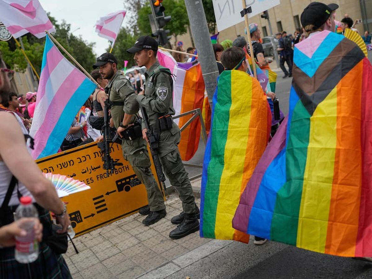 Thousands march in Jerusalem Pride parade