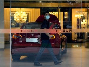 Elon Musk meets Chinese industry minister to discuss electric cars