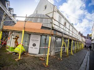 Picture by Luke Le Prevost. 18-11-22..Mansell Street has been closed due to scaffolding needed for Art for Guernsey's building.. (31487767)