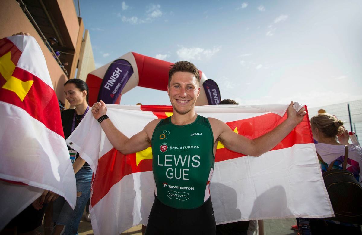 Josh Lewis celebrates winning triathlon gold. (Picture By Peter Frankland, 25162318)