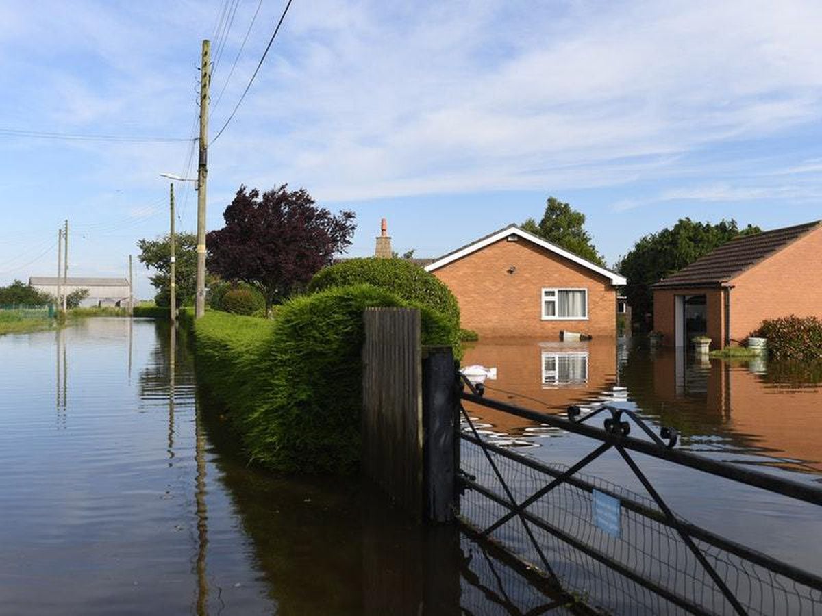 Almost 600 homes evacuated in flooded Lincolnshire town as more rain ...