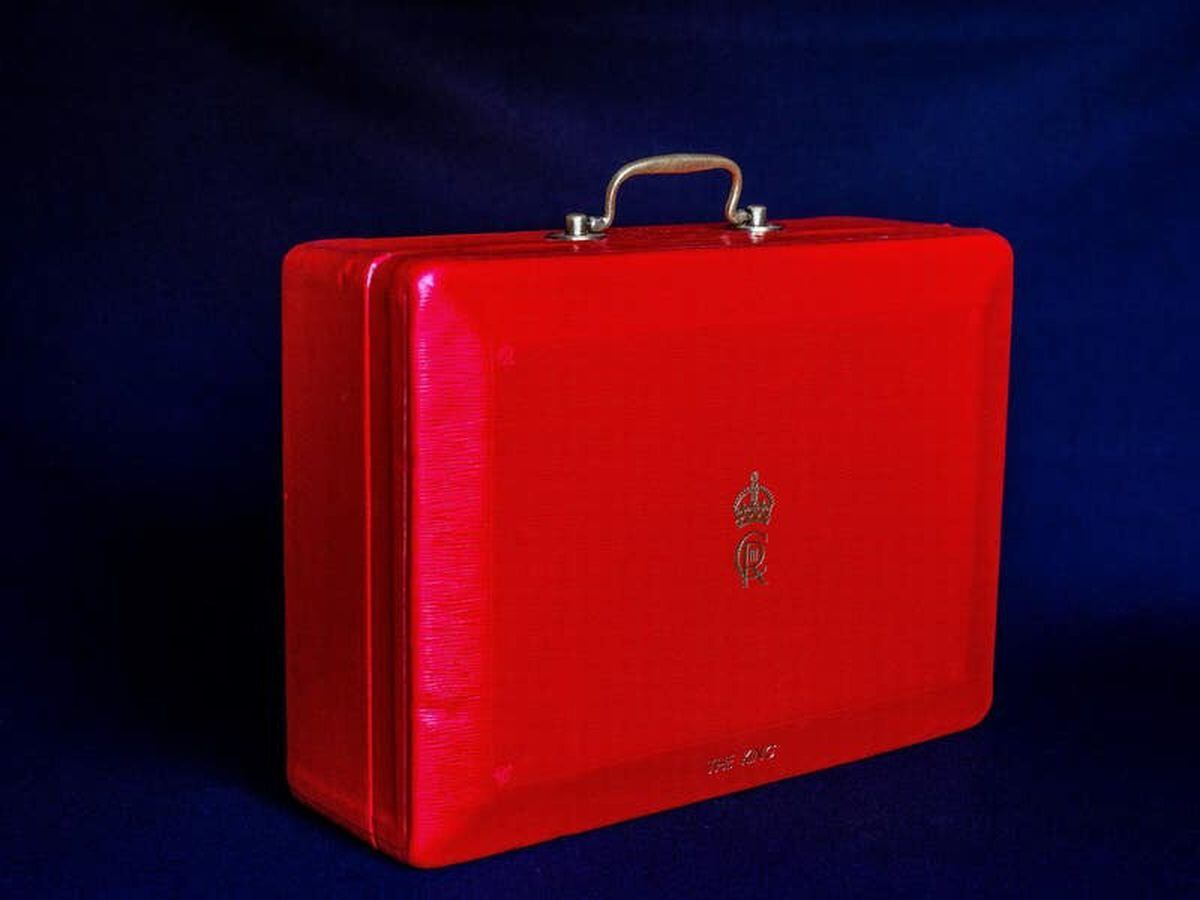 King to use same famous red box as his mother and grandfather