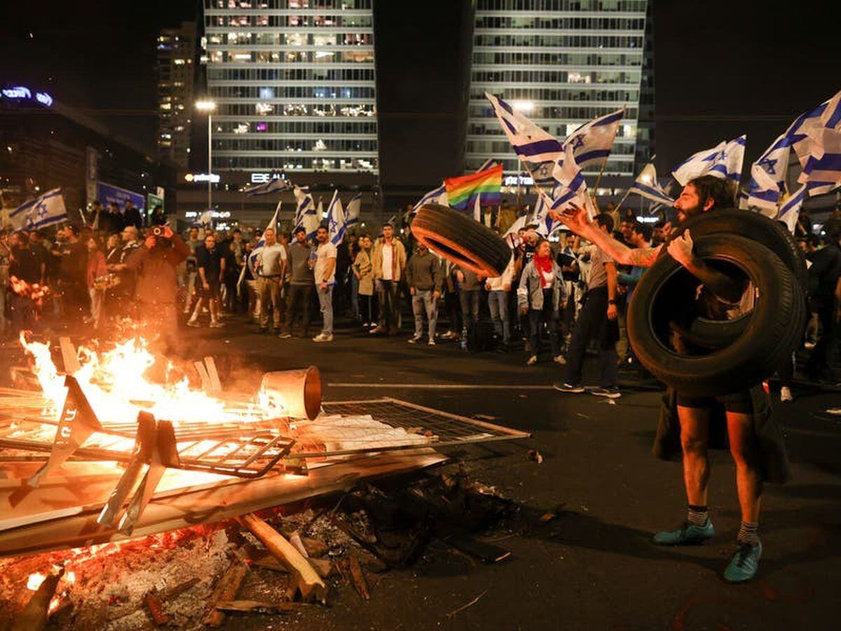 Thousands of Israelis protest after Netanyahu fires defence minister ...