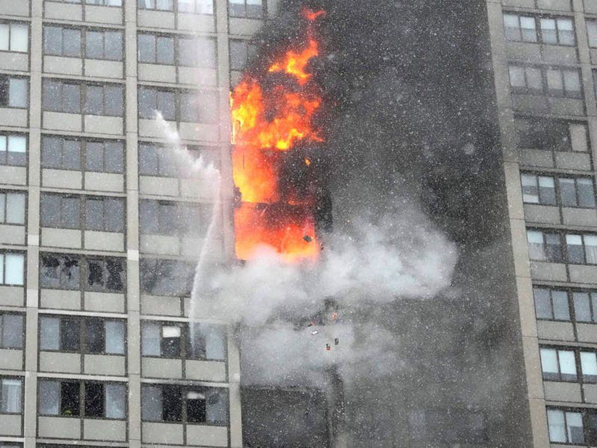 One dead as fire blazes through Chicago apartment building
