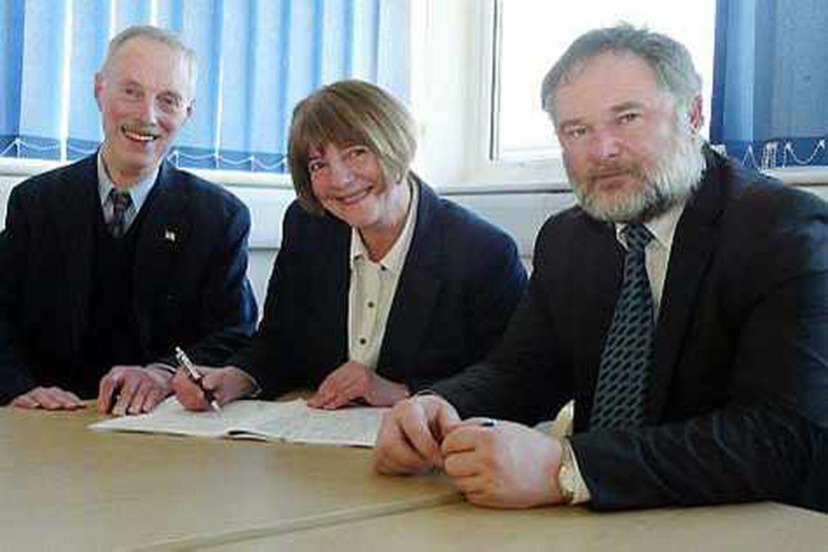 Guernsey signs marine energy pledge with Jersey and Sark