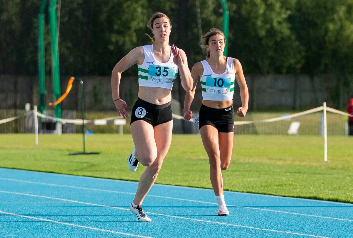 Isabelle Lowe (No. 35) made an impressive debut over 400m in Chelmsford. (Picture by Luke Le Prevost, 31157699)
