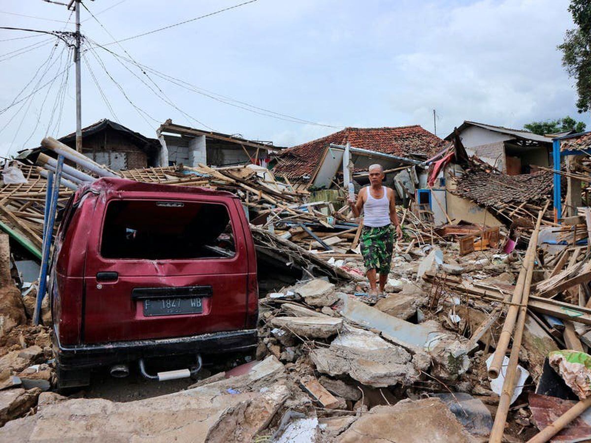 Indonesia earthquake toll reaches 310 as more bodies are found