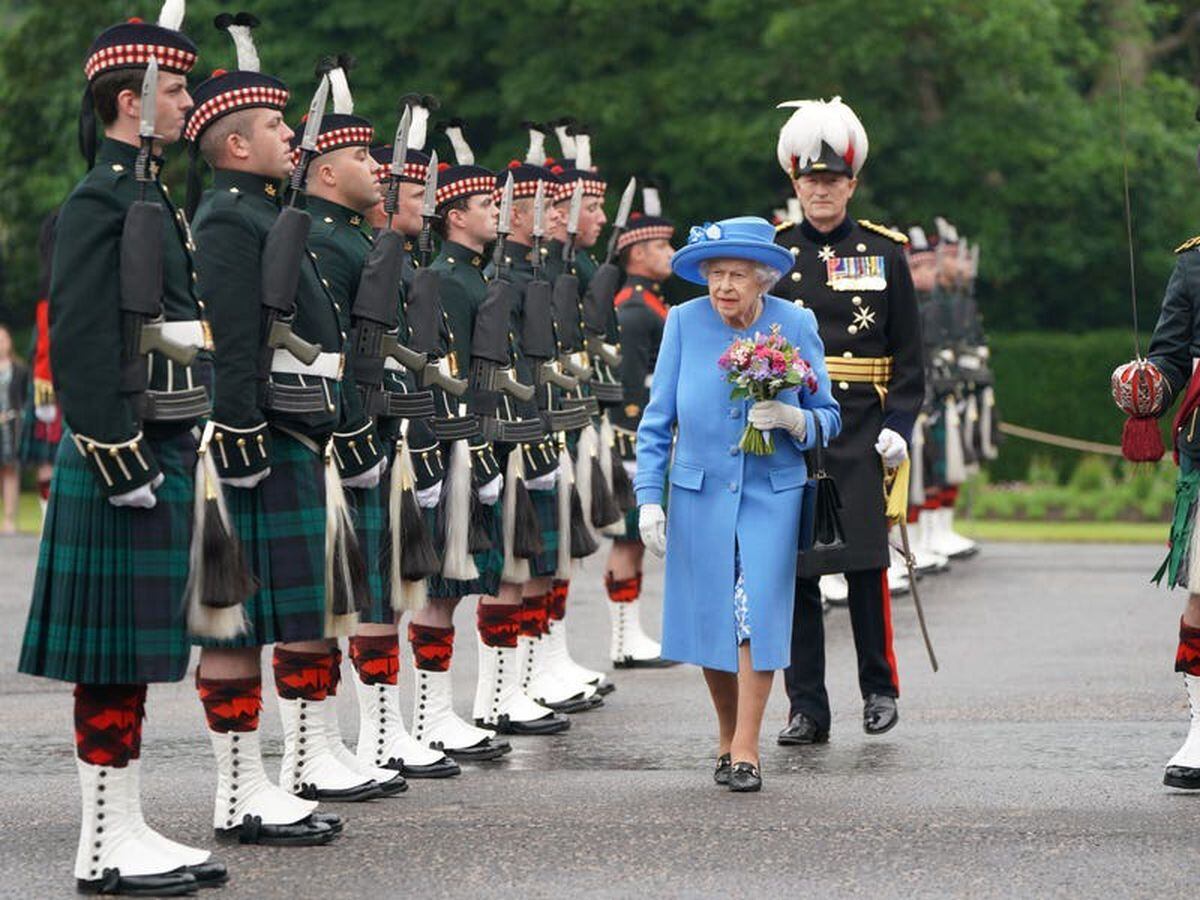 Queen greeted with traditional Ceremony of the Keys as she arrives in ...