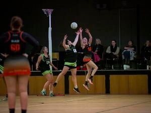 Rezzers GK Abby McCracken and Blaze GA Abbie Greening contest a rebound. (Picture by Sophie Rabey, 31782661)