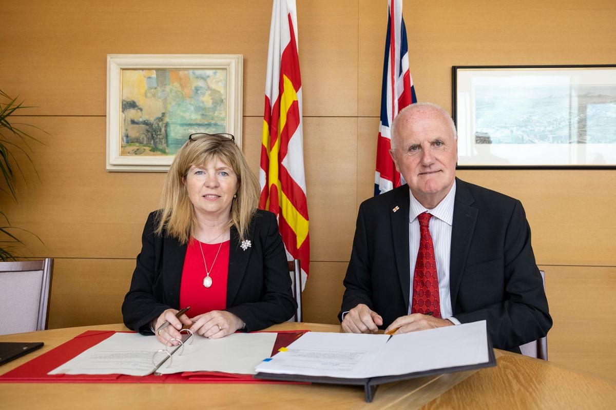Minister of State for Health Maria Caulfield sign a reciprocal healthcare deal with Chief Minister of Guernsey, Deputy Peter Ferbrache. (31260002)