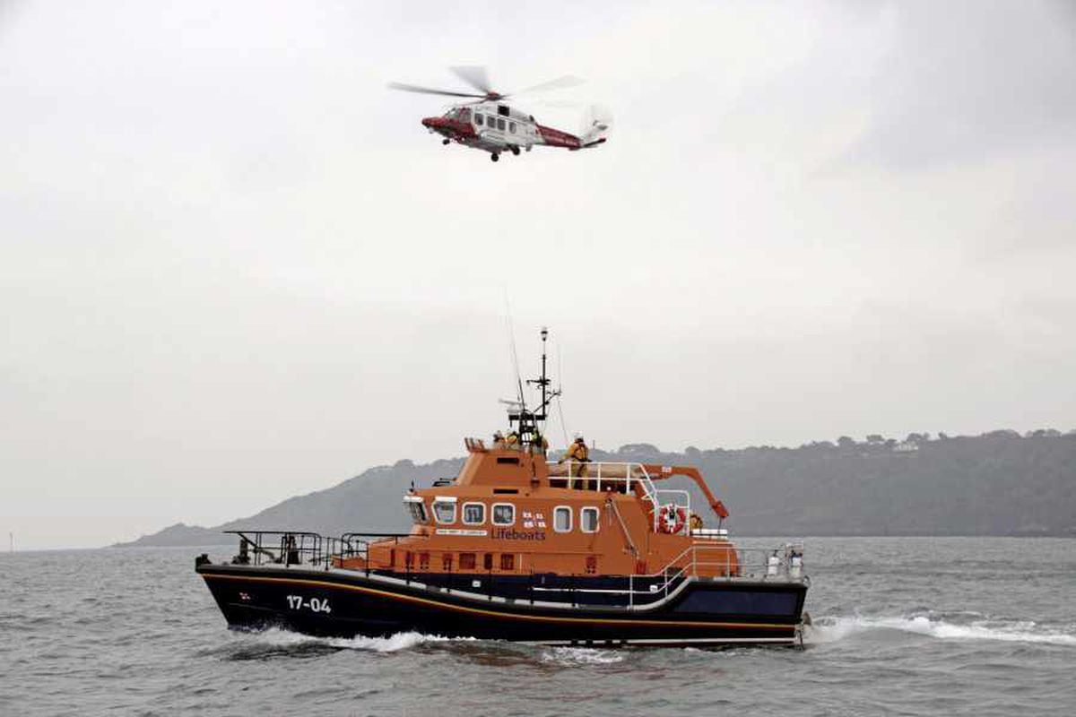 Lifeboat crew train with new UK coastguard helicopter
