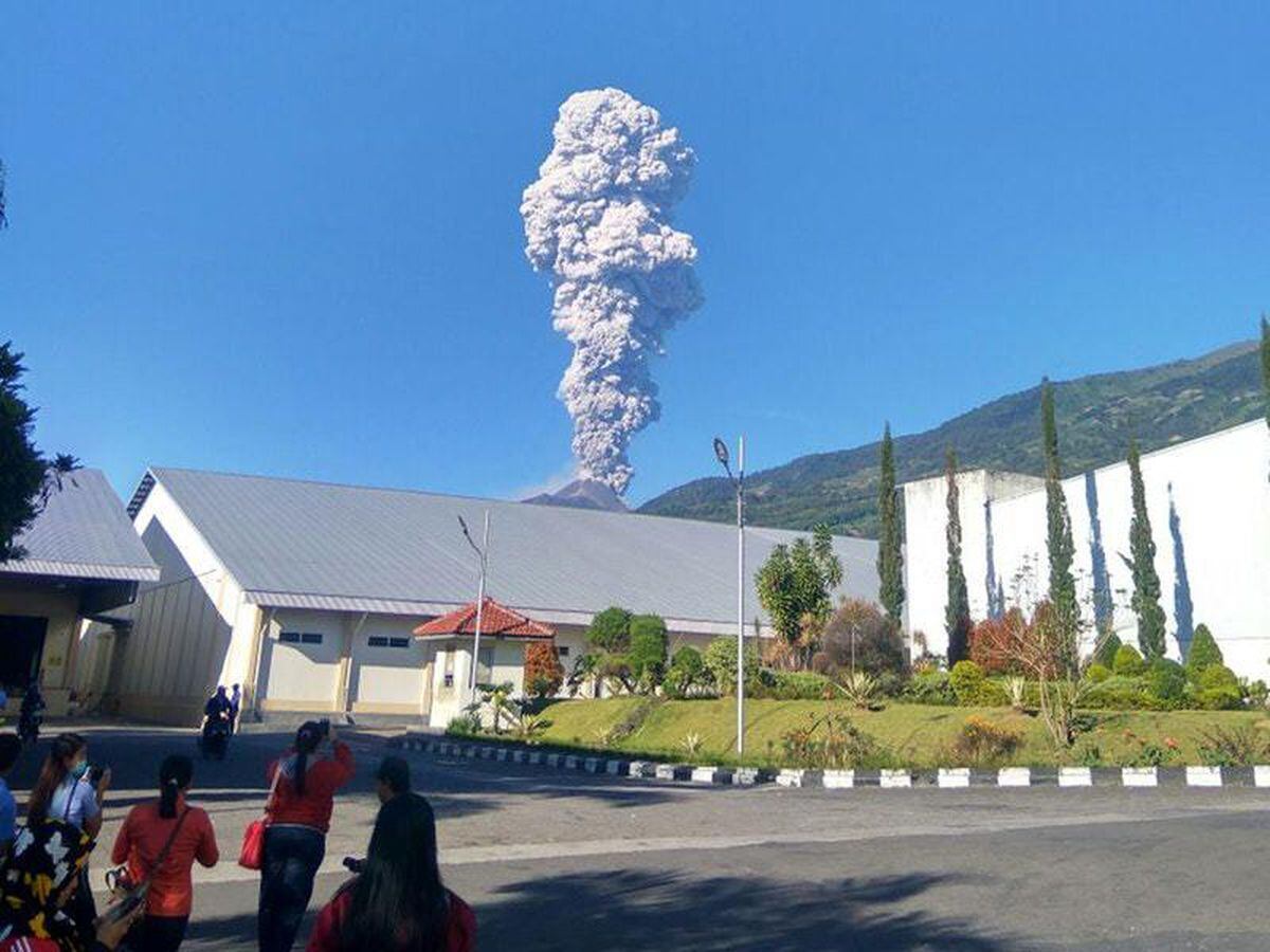 Mount Merapi spews volcanic materials, seen from Central Java, Indonesia (Muhammad Amin/AP) (30249980)